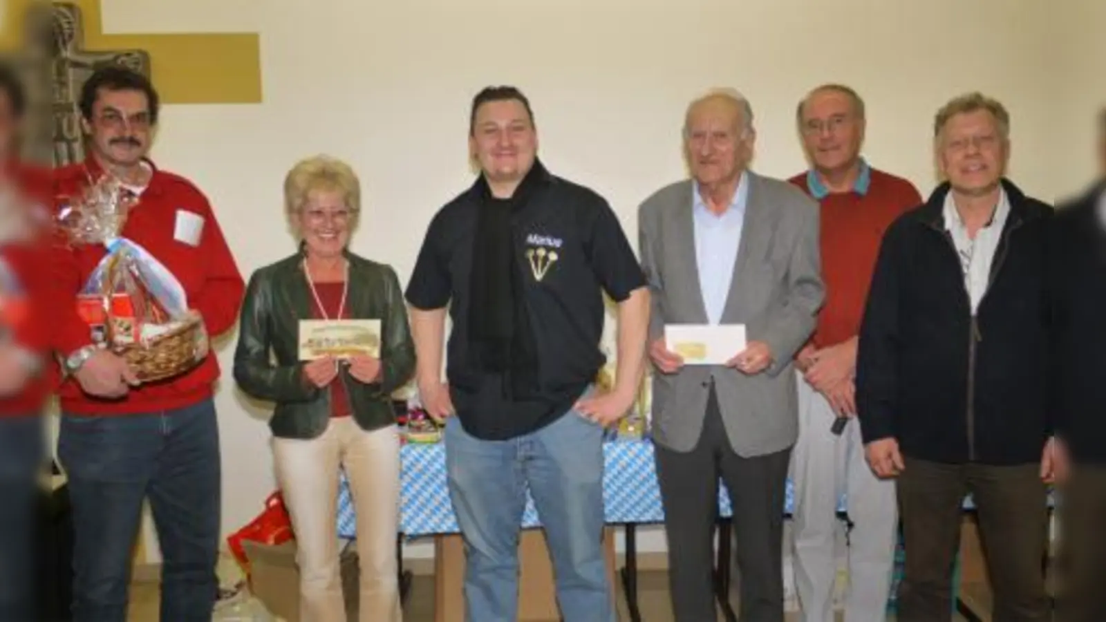 Bei der Siegerehrung nach dem Schafkopfturnier: (von links) Otto Strobl, Gewinnerin Eva Scharl, Marius Schmauß, Helmut Ocker, Organisator Hartmut Krause und Manfred Rickert vom Maibaum-Verein. (Foto: Alfred Lehmann)