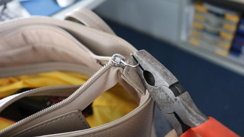 Von kaputter Kleidung bis hin zu Elektrogeräten wird beim Repair-Café vieles wieder instand gesetzt.  (F.: mha)