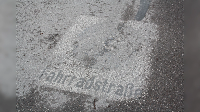 Die Markierungen, die die Marschnerstraße als Fahrradstraße erkennbar machen, sind längst nicht mehr gut zu sehen. (Foto: job)