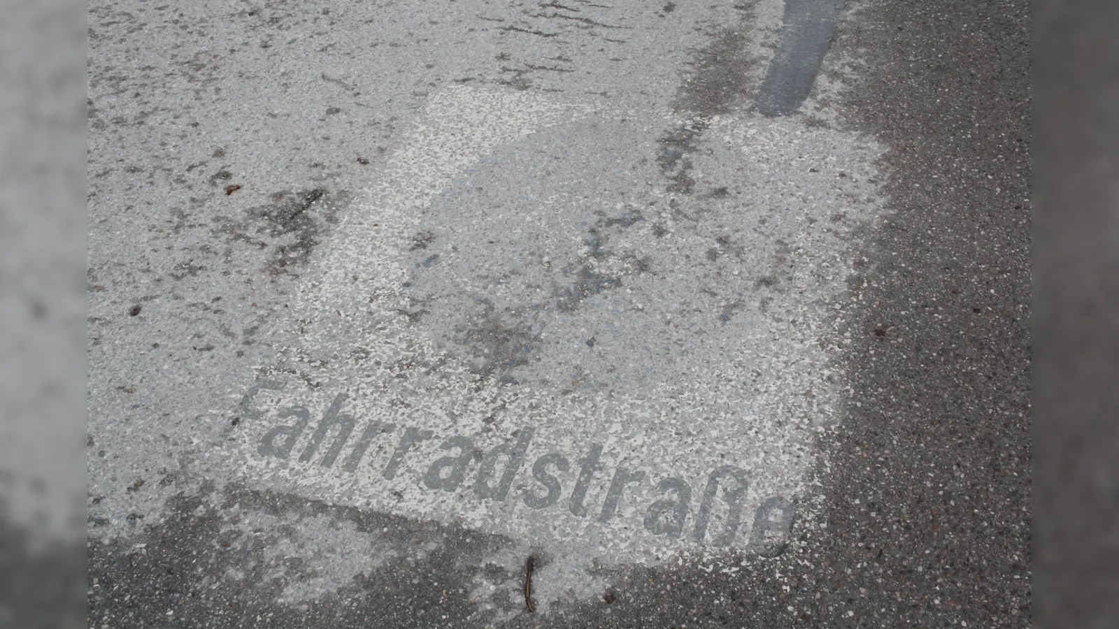 Die Markierungen, die die Marschnerstraße als Fahrradstraße erkennbar machen, sind längst nicht mehr gut zu sehen. (Foto: job)