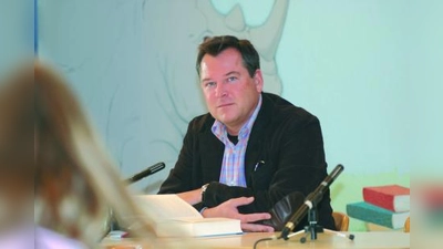 Josef Schmid las aus Michael Endes „Unendlicher Geschichte”. „Das Buch hat mich schon damals stark beeindruckt, denn eine zentrale Aussage lautet: Man muss zunächst an sich selber glauben, um die Welt positiv verändern zu können”, so Schmid. „Das wollte ich meinen jungen Zuhörern gerne vermitteln.” (Foto: Thomas Reiner)