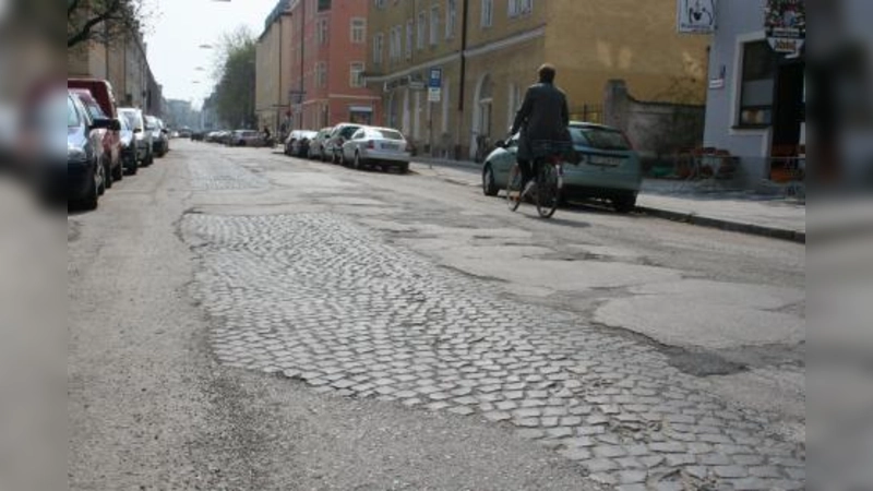 Schlaglöcher und Schäden am Belag machen die Fahrt auf der Bergmannstraße zwischen Tulbeck- und Westendstraße zu einer holperigen Angelegenheit. (Foto: tg)