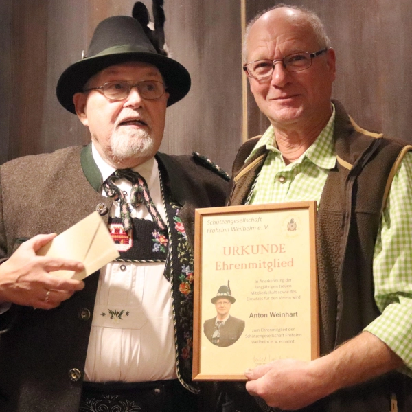 Ausgezeichnet: 1. Schützenmeister Herbert Weinbuch (l.) mit Ehrenmitglied Anton Weinhart. (Foto: SG Frohsinn Weilheim e.V.)