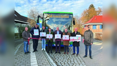 Landrat Stefan Löwl (2. von li) freut sich mit den Bürgermeistern der Gemeinden im Dachauer Land über die Verbesserung des Nahverkehrs. (Foto: Gemeinde Erdweg)