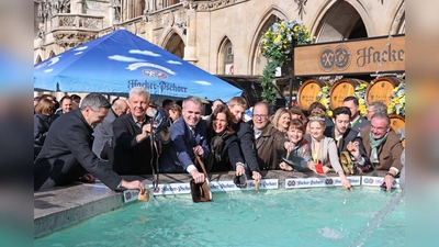 Oberbürgermeister Dieter Reiter wäscht zusammen mit Stadtkämmerer Christoph Frey, Bürgermeisterin Verena Dietl, Bürgermeister Dominik Krause und Gästen den Geldbeutel am Fischbrunnen.  (Foto: Michael Nagy)