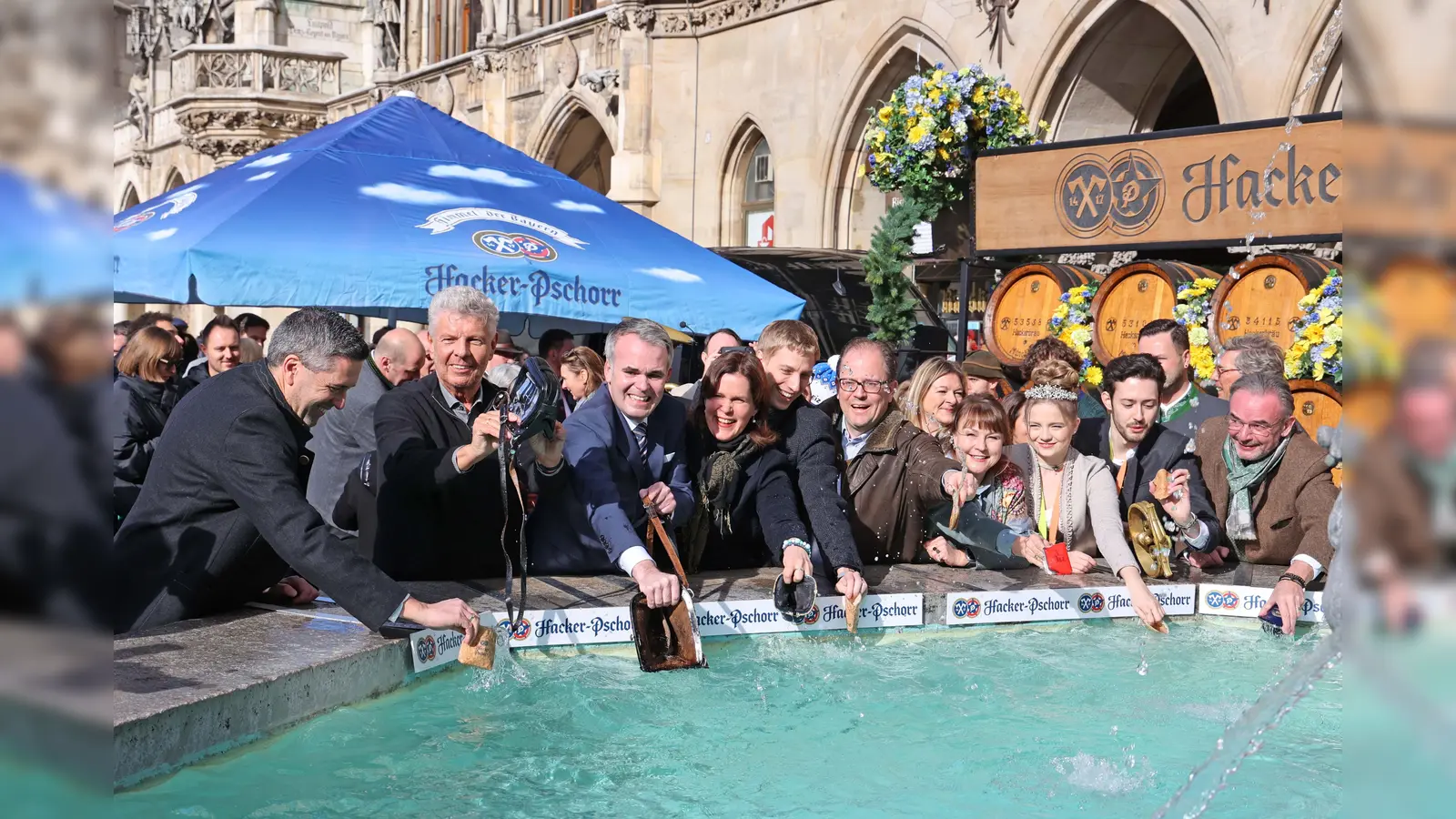 Oberbürgermeister Dieter Reiter wäscht zusammen mit Stadtkämmerer Christoph Frey, Bürgermeisterin Verena Dietl, Bürgermeister Dominik Krause und Gästen den Geldbeutel am Fischbrunnen.  (Foto: Michael Nagy)