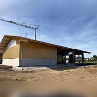 In Salmdorf wird ein neuer Feststadl gebaut. Eingeweiht werden soll er Ende Juni. (Foto: Ingo Gugisch)