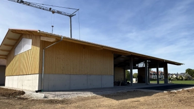 In Salmdorf wird ein neuer Feststadl gebaut. Eingeweiht werden soll er Ende Juni. (Foto: Ingo Gugisch)
