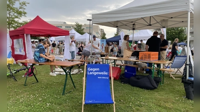 „Gegen Langeweile” steht auf der Liege. Das Motto passte perfekt für das Sommerfest in Freiham. (Foto: pst)