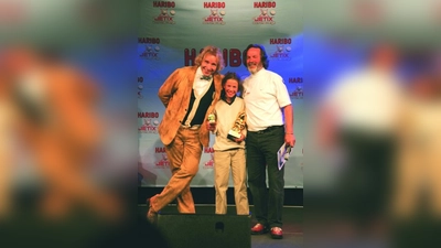 Thomas Gottschalk (li.) mit Sieger Julian Gesell und Turnierleiter Mike McFadden (re.). (Foto: pi)