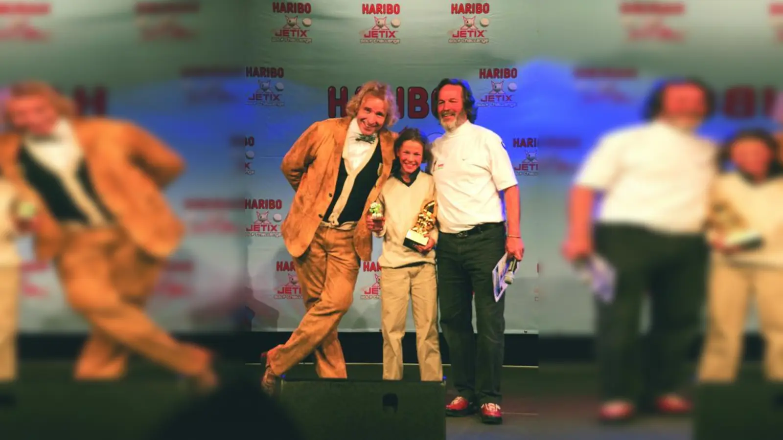 Thomas Gottschalk (li.) mit Sieger Julian Gesell und Turnierleiter Mike McFadden (re.). (Foto: pi)