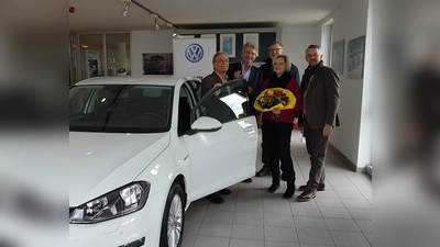 Hans Bichler, Fritz Grill. Anton Karl, Dr. Gertrud Hanslmeier-Prockl und Thomas Huber bei der Fahrzeugübergabe. (Foto: Autohaus Ebersberg)