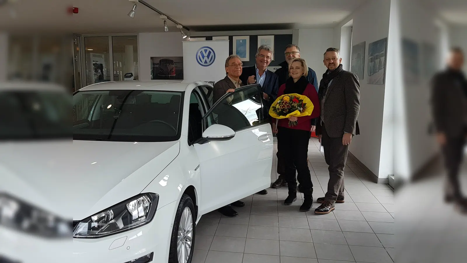 Hans Bichler, Fritz Grill. Anton Karl, Dr. Gertrud Hanslmeier-Prockl und Thomas Huber bei der Fahrzeugübergabe. (Foto: Autohaus Ebersberg)