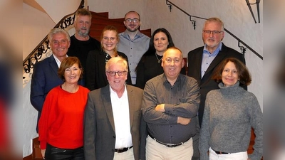 Der neue Vorstand der SPD Vaterstetten (u. R. v.l.), 2. Brgm. Maria Wirnitzer, Sepp Mittermeier (Beisitzer), Vorsitzender Klaus Spagl, Cordula Koch (Vertreterin der Fraktion),<br>darüber: Stv. Vorsitzender Bruno Wirnitzer, Julia Thalmeier (Beisitzerin), Tugce Karakas (Beisitzerin), Schriftführer Frank Neubauer und obere Reihe: Kassier Andreas Zink und Jorit Hopp (Beisitzer). (Foto: SPD Vaterstetten)