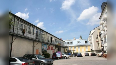 Im Hinterhof an der Schießstättstraße 22 wird die neue Bibliothek fürs Westend entstehen. Das Bauvorhaben ist das letzte Sanierungsprojekt der MGS im Westend. (Foto: tg)