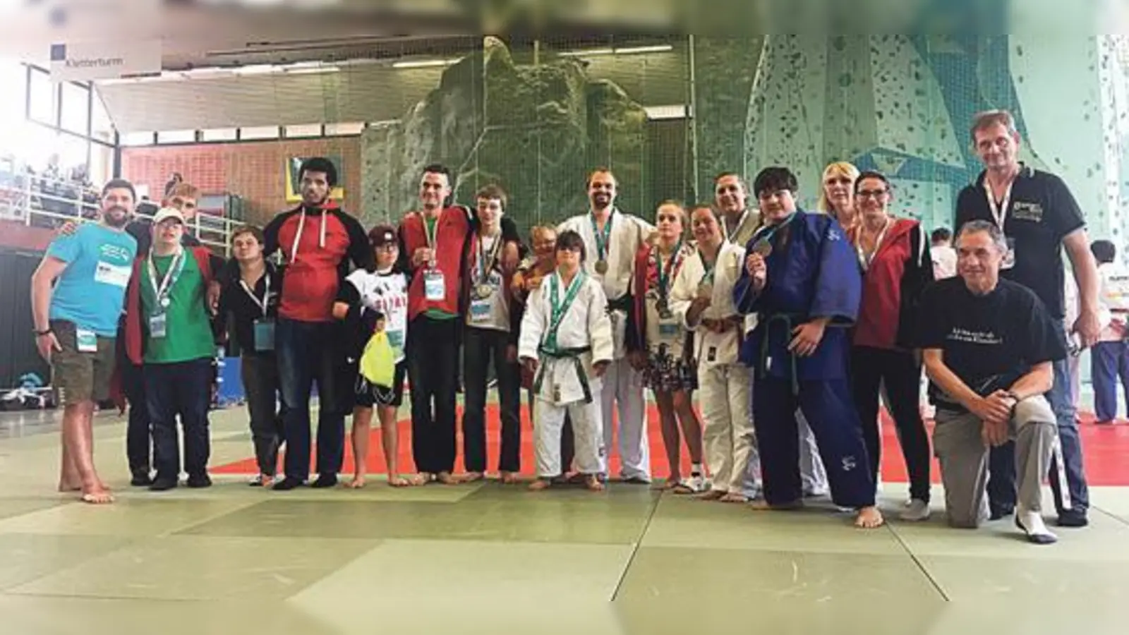 Das erfolgreiche Team HPCA/SF Harteck mit ihren glücklichen Betreuern und Trainern in der Landeshauptstadt des schönen Bundeslandes zwischen den Meeren.  	 (Foto: HPCA/ SF Harteck München)