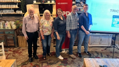 Informierten zum Thema Trickbetrug (v.l.) Volker Buck, Maria Weiß, Katharina Creydt, Arno Helfrich und Neal Weber vom SPD-Ortsverein. (Foto: Böhrer)