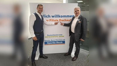 Jürgen Vogt, Filialleiter in Dachau (l.), und Peer Teske, Vertriebsvorstand Sparda Bank, sehen positiv für die Dachauer Filiale in die Zukunft. (Foto: Sparda Bank Dachau)