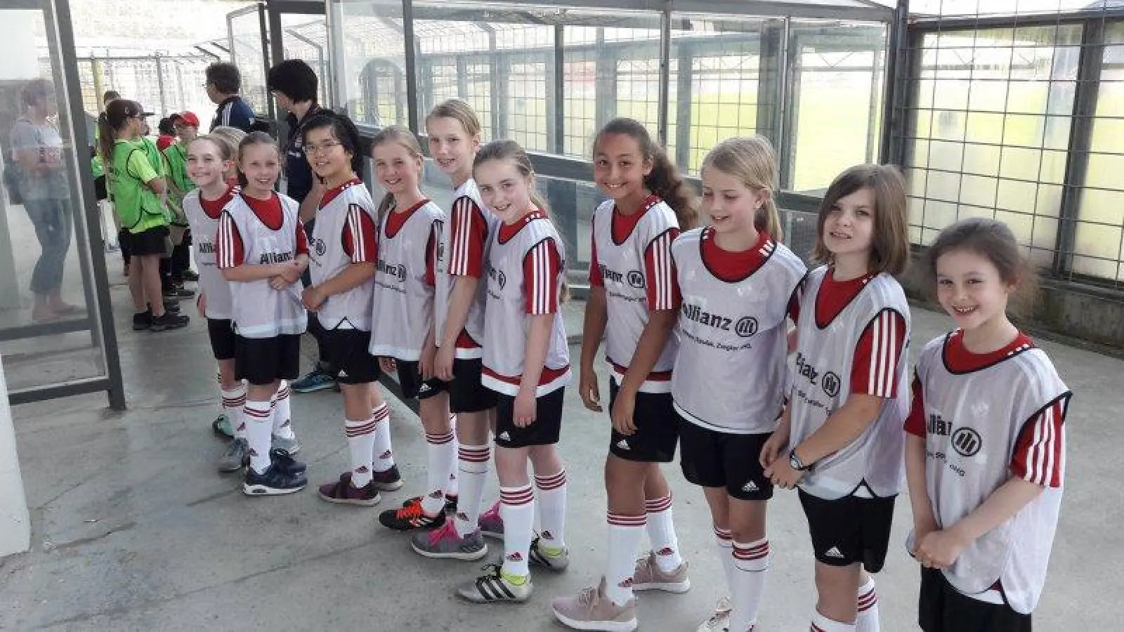 Großer Tag für die jungen Fußballerinnen des SV Lochhausen (im Bild): Beim kürzlich ausgetragenen Bundesligaspiel der Frauenmannschaft des FC Bayern München gegen den FF USV Jena hatte die Lochhausener Fußballtruppe die Ehre mit den Bayern-Spielerinnen ins Stadion einlaufen zu dürfen. Unterstützt von über 40 Familienangehörigen, Freunden und Betreuern reisten die Kickerinnen zum Stadion an die Grünwalder Straße, um ihre Idole näher kennenzulernen. Nach dem Spiel nahmen sich die Profis der Bayern-Frauenmannschaft ausgiebig Zeit dem Nachwuchs Autogrammwünsche zu erfüllen und für ein Selfie parat zu stehen. (Foto: SV Lochhausen)