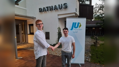 Der neu gewählte Ortsvorsitzende Konstantin Hoffmann (links) und Kreisvorsitzender Jan Kämmerer besiegeln die Gründung der Jungen Union Sauerlach. (Foto: JU Sauerlach)