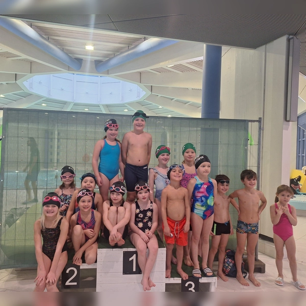 Kleine ganz groß: Die Bambinis des TSV Erding Delphine. (Foto: chö)