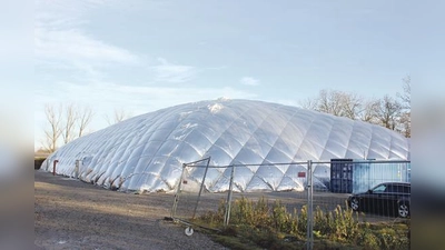 Nur durch massiven Polizeieinsatz konnte in der Traglufthalle Grub eine Massenschlägerei verhindert werden.	 (Foto: sd)