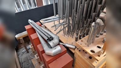 Die Hälfte der Orgelpfeifen wurde herausgerissen und mutwillig demoliert, in originale Teile der Windversorgung wurde hineingestochen. (Foto: PV Haidhausen)