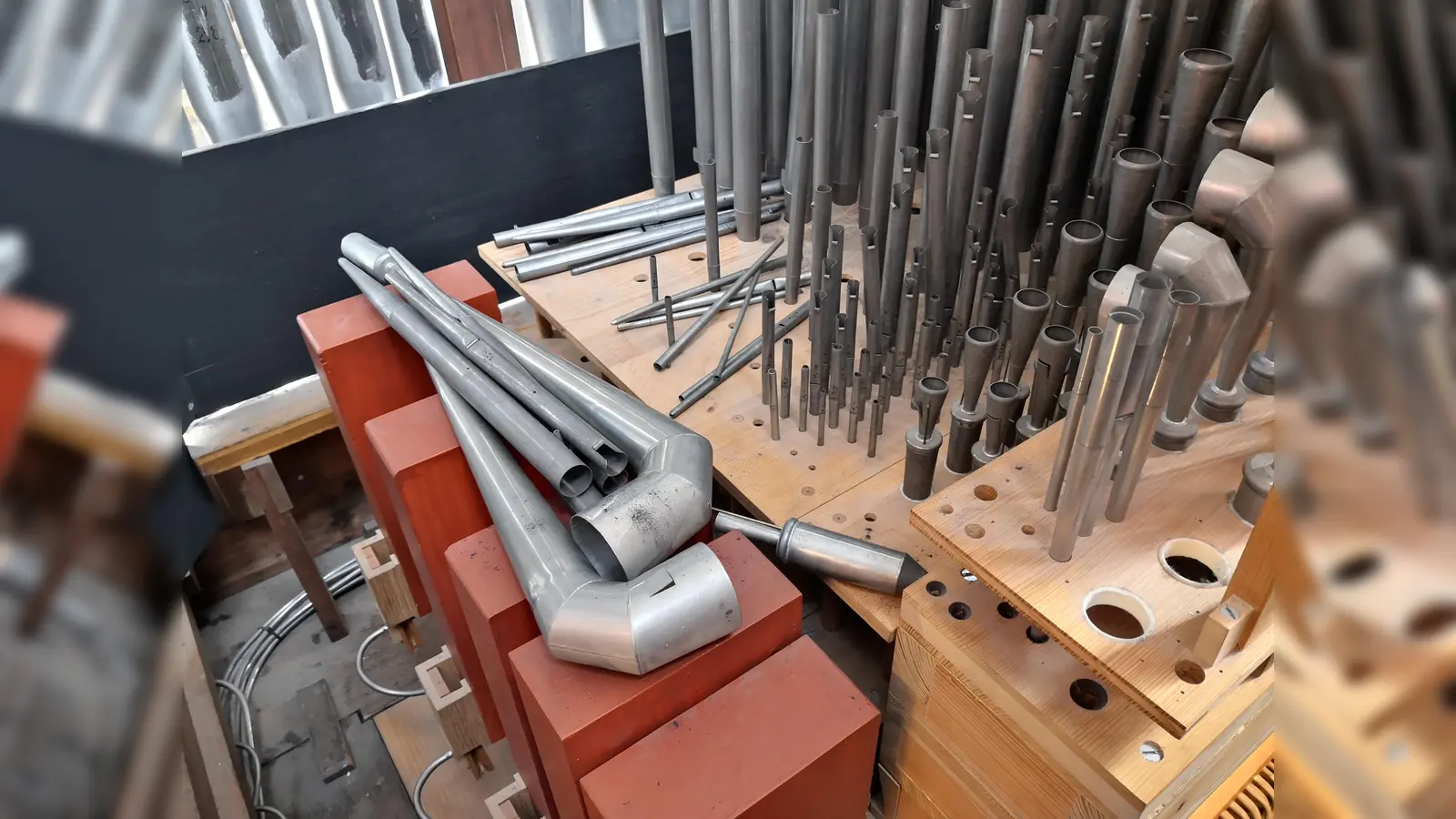 Die Hälfte der Orgelpfeifen wurde herausgerissen und mutwillig demoliert, in originale Teile der Windversorgung wurde hineingestochen. (Foto: PV Haidhausen)