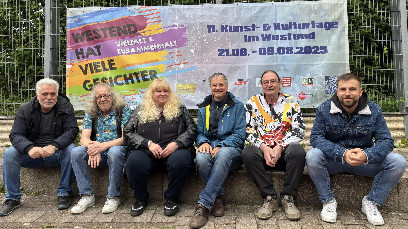 Organisiert werden die Kunst- und Kulturtage von Vertretern verschiedener Einrichtungen im Viertel. Im Bild von links: Athanasios Charamis (MKJZ), Günther Klingler (Kulturkeller), Nicole Schäfer (MKJZ), Gottfried Rösch (Evangelisches Migrationszentrum im griechischen Haus), Michael Peschel (Kulturladen Westend) und Patrick Schramm (MKJZ). (Foto: Kulturkeller)