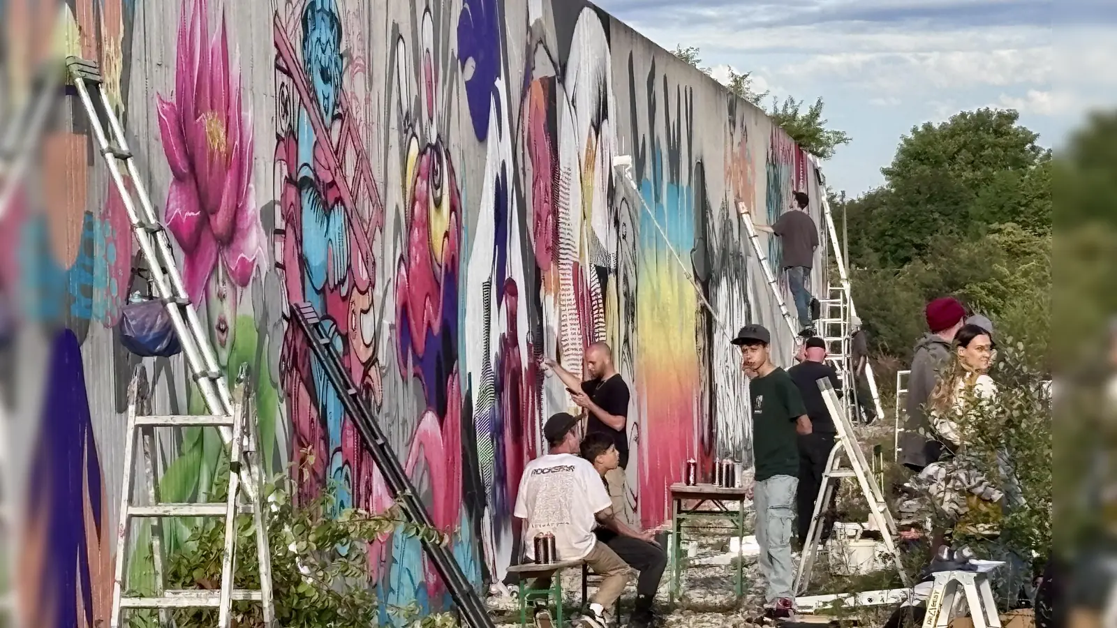 Einzigartiges Street-Art-Projekt in Pasing: In der Verlängerung der Hildachstraße gestalteten 50 Künstler eine 165 Meter lange Wand.  (Foto: Ulrike Seiffert)
