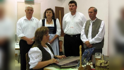 Die „Altaubinger Sänger“ mit Josef Fürst, Brigitte Fürst, Sebastian Kriesel und Albert Stephan (von links); an der Zither Regina Dietz. (Foto: pi)