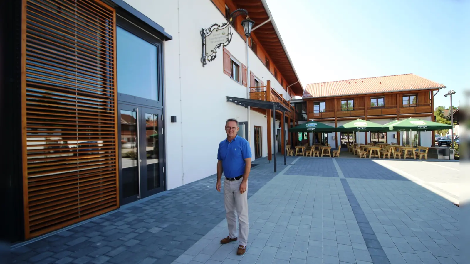 Stolz auf die neue Ortsmitte: Brunnthals Bürgermeister Stefan Kern hat für den Plausch mit der Presse im Biergarten des Landgasthofs Platz genommen. Foto: RedHe  (Foto: RedHe)