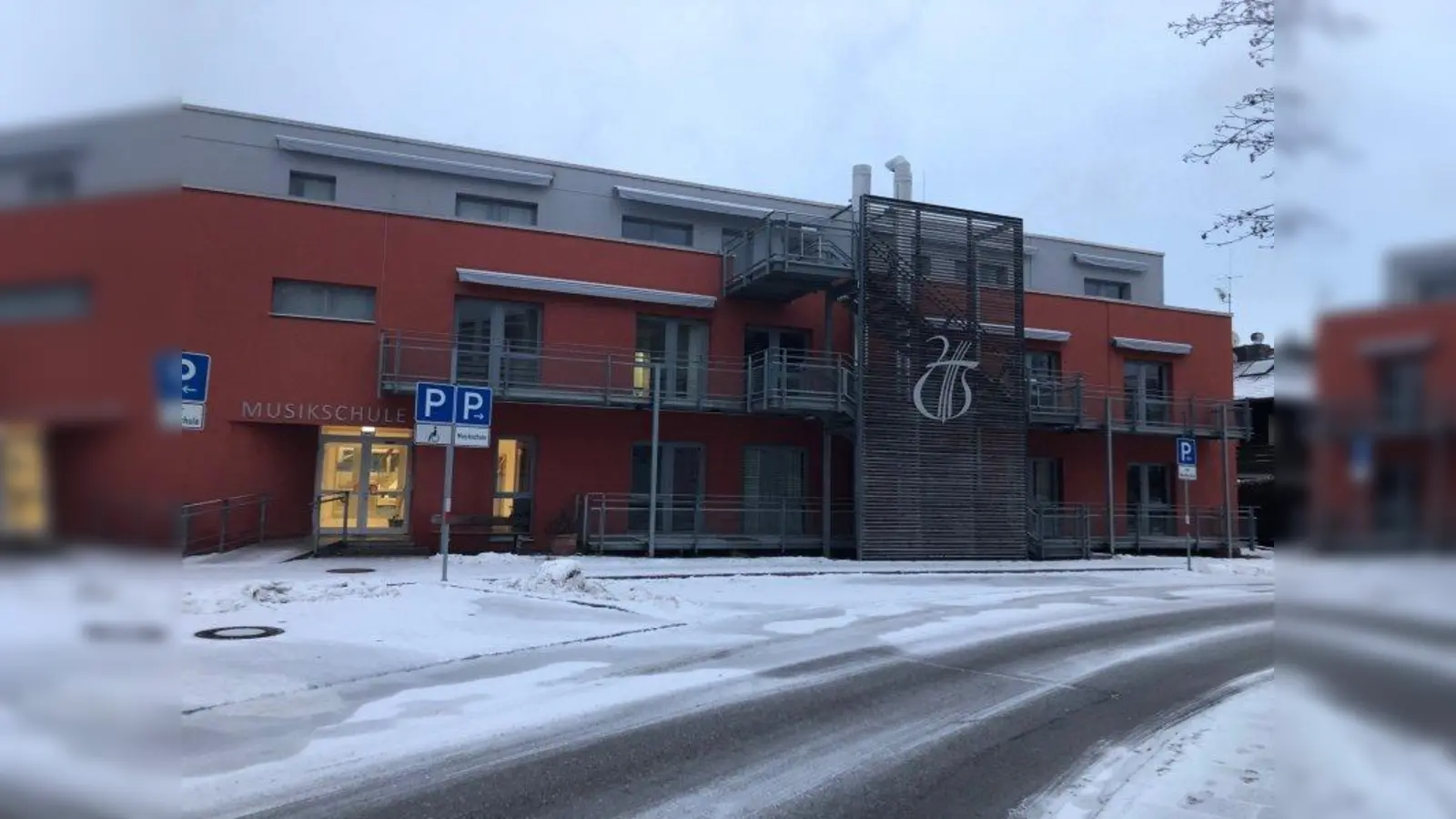 Die stilisierte Lyra ist an der Holzfassade der neuen Musikschule in Gilching angebracht. (Foto: pst)