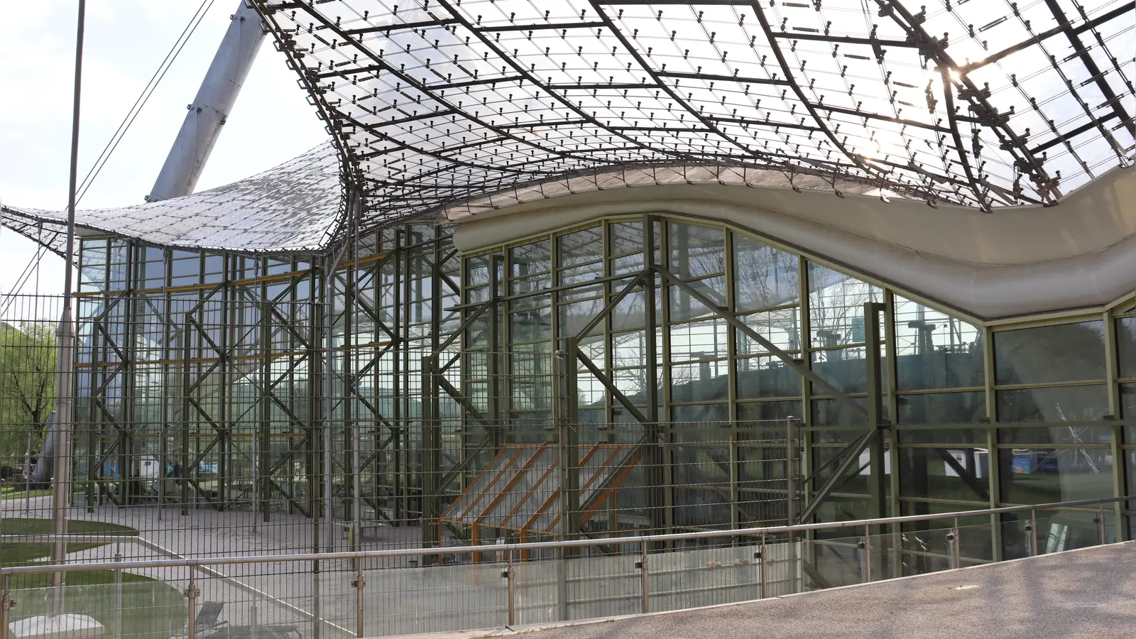 Die Schwimmhalle wurde zu den Olympischen Spielen 1972 gebaut. Wird sie zum zweiten Mal Schauplatz von olympischen Wettkämpfen? (Foto: mha)