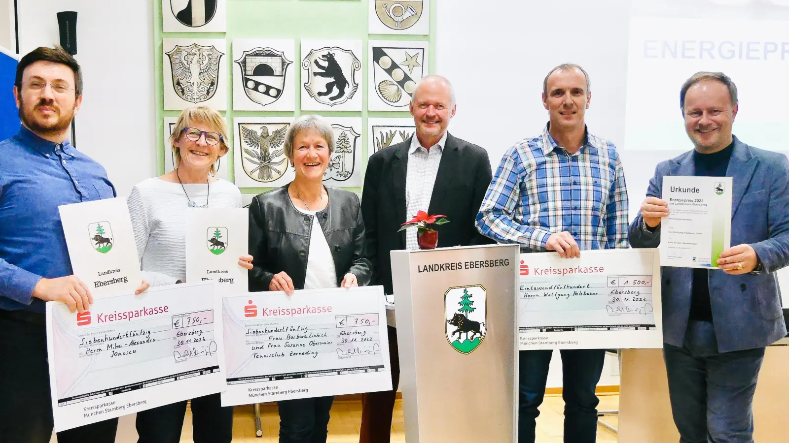 Mihai-Alexandru Ionescu, Susanne Obermaier, Barbara Liebich (beide TCZ), Augustinus Meusel (Wirtschaftsförderer des LK), Wolfgang Holzbauer und Landrat Robert Niedergesäß bei der Preisverleihung. (Foto: Landratsamt Ebersberg)
