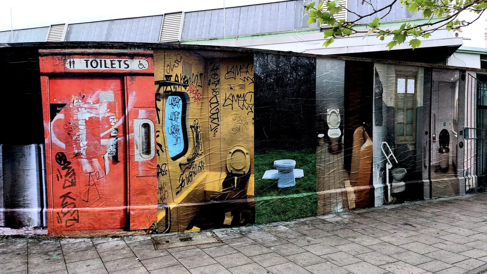 Die Installation auf der Wand neben dem KloHäuschen zeigt Toiletten aus der ganzen Welt - und ist eine sich verändernde Installation, die jeden Tag anders aussieht (Bild Stand 12. Mai). (Foto: Tommy Schmidt)