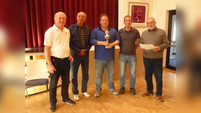 Vorstand Jakob Karg, Manfred Gerlach, Andreas Schachtner, Herbert Baumann jun. und sportlicher Leiter Ewald Wagner (von links nach rechts). (Foto: privat)