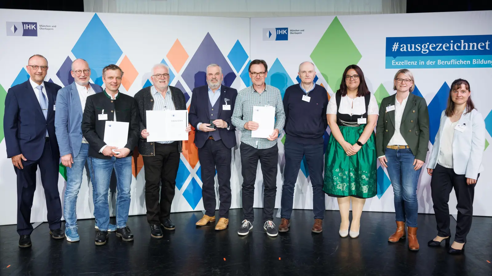 Reinhard Häckl (links), Vorsitzender IHK-Regionalausschuss Landsberg, und IHK-Prüfungskoordinatorin Veronika Böllmann (rechts) bedankten sich bei den ehrenamtlichen Prüferinnen und Prüfern für ihren langsjährigen Einsatz.  (Foto: Gebert / IHK)