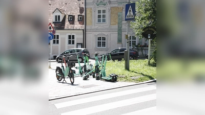 Ein inzwischen übliches Bild am Zebrastreifen vor dem Asamschlössl: 16 achtlos zurückgelassene Scooter verstellen den Weg. (Foto: job)