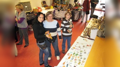 Auch das Neuaubinger SOS-Mütter- und Kindertageszentrum hat am vergangenen Samstag zum Künstlermarkt eingeladen. Die Ausstellerinnen boten die unterschiedlichsten Dinge an: Von Gemälden bis gestrickten Babyschühchen, von Handtaschen aus Leder bis zum Schmuck mit echten Steinen –  hier zeigt die gebürtige Kolumbianerin Marcela Fritsche (links) selbst hergestellte, traditionelle Glücksbringer aus ihrem Heimatland. (Foto: pi)