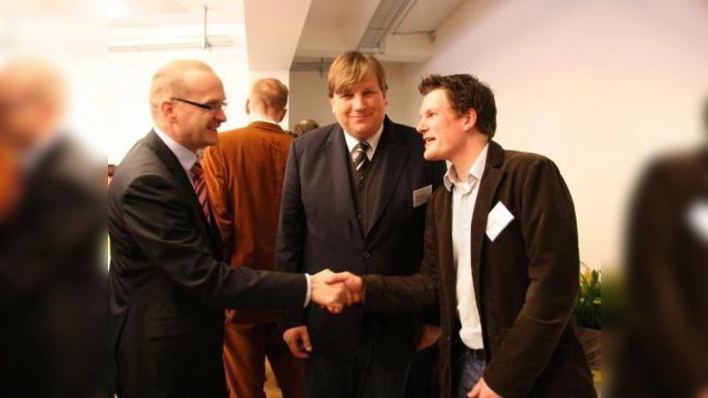 „Unsere Kommunikationsschnittstelle“, nannten Stadtteilmanager Christian Bitter (Mitte) und sein Mitarbeiter Björn Huxoll (re.) das neue Büro in der Spiegelstraße 9. Bulwien-Mitarbeiter Johannes Krick (li.) ist für das Pasinger Einzelhandelskonzept verantwortlich. (Foto: US)