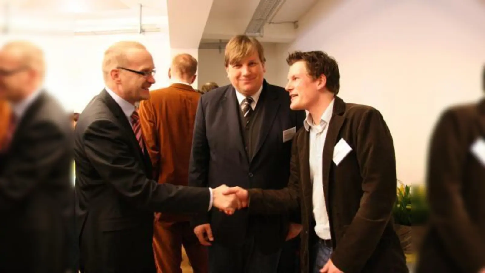 „Unsere Kommunikationsschnittstelle“, nannten Stadtteilmanager Christian Bitter (Mitte) und sein Mitarbeiter Björn Huxoll (re.) das neue Büro in der Spiegelstraße 9. Bulwien-Mitarbeiter Johannes Krick (li.) ist für das Pasinger Einzelhandelskonzept verantwortlich. (Foto: US)