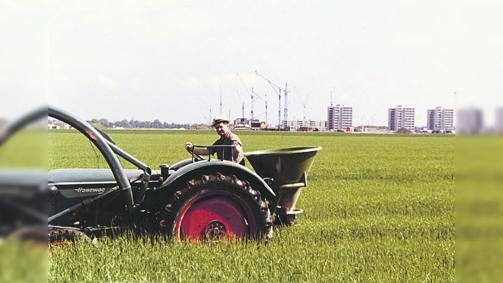 Ackerbau und Moderner Städtebau - das gab es Seite an Seite Ende der 60er und Anfang der 70er Jahre in Perlach. (Foto: Festring Perlach)