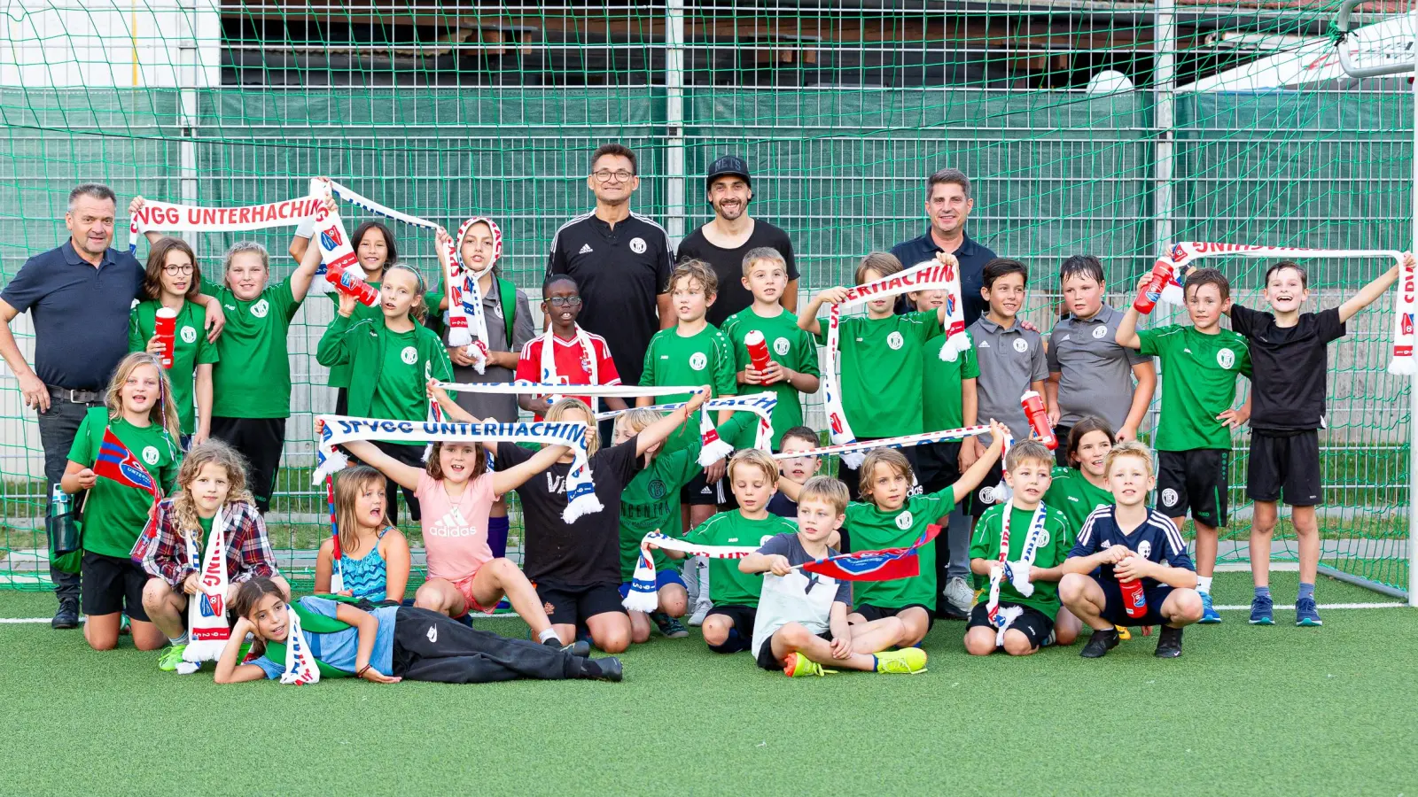 Die Profis der SpVgg Unterhaching waren zu Gast beim TSV Turnerbund München. Präsident Manfred Schwabl (links) nahm sich Zeit für ein Foto mit dem Nachwuchs. (Foto: TSV Turnerbund)