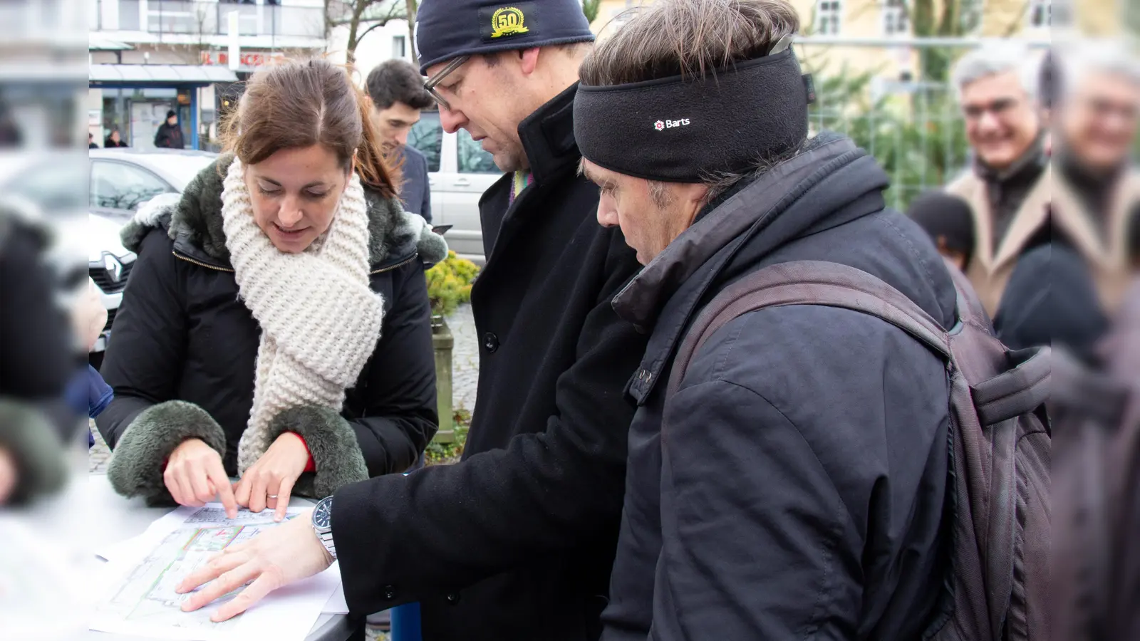 Andreas Grote und Tobias Schmid im Gespräch mit Kristina Frank, Kommunalreferentin und OB-Kandidatin der CSU. (Foto: BI Erhalt öffentliche Grünanlage Adam-Berg-Straße)