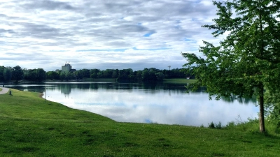 Am Heimstettener See ist das Parken nur für Pkw, niedrigere Kleinbusse und Kleintransporter erlaubt. (Archivbild: bas)