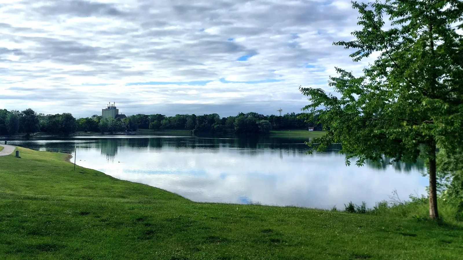Am Heimstettener See ist das Parken nur für Pkw, niedrigere Kleinbusse und Kleintransporter erlaubt. (Archivbild: bas)