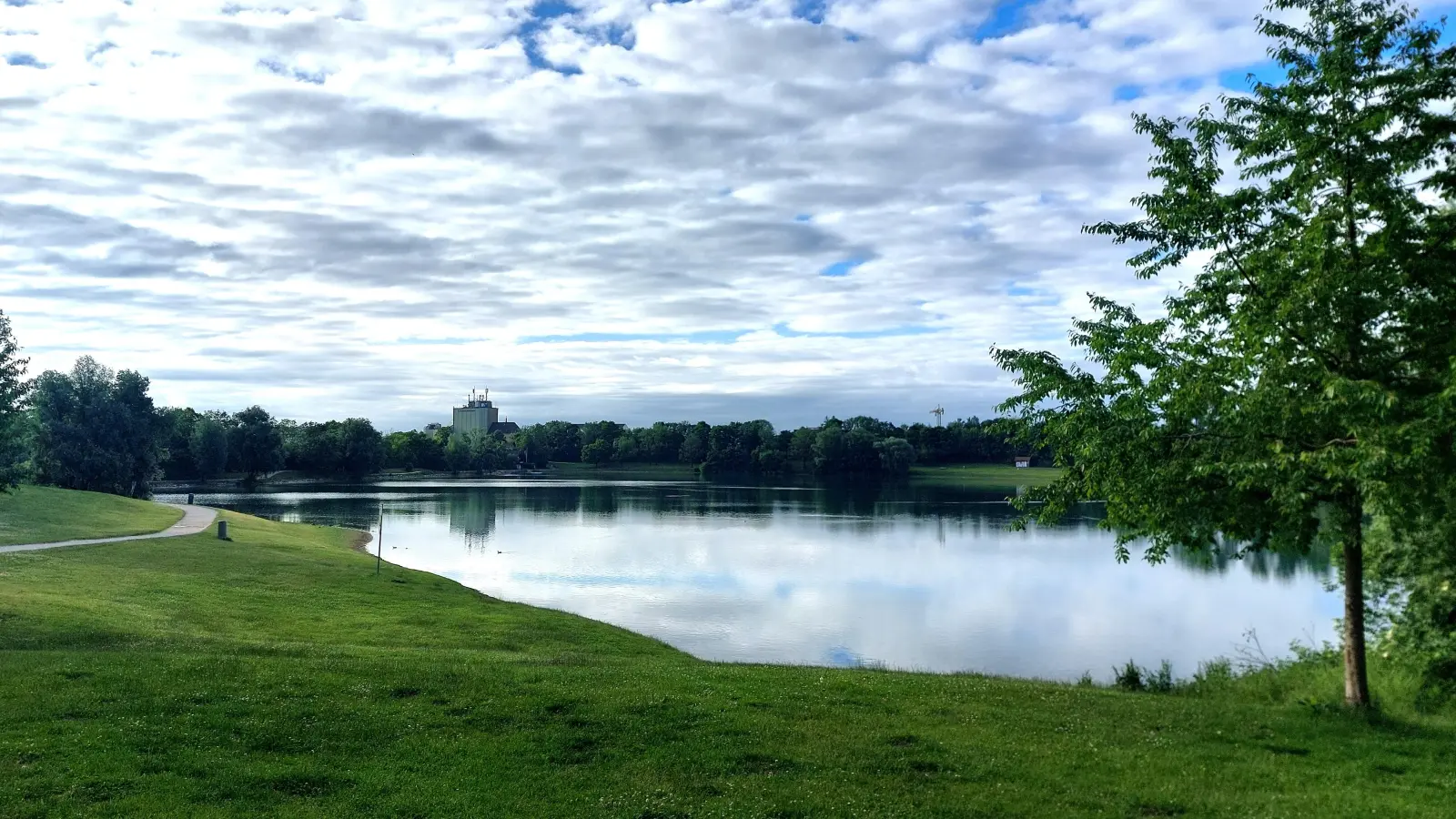 Der Heimstettener See liegt auf dem Gebiet gleich dreier Gemeinden: Aschheim, Kirchheim und Feldkirchen. (Foto: bas)