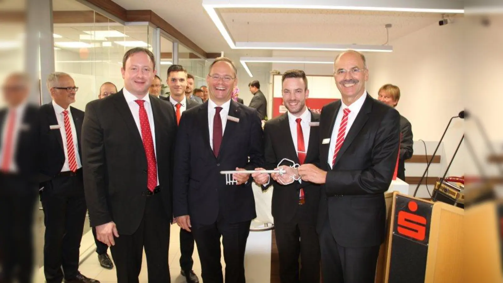 Bei der symbolischen Schlüsselübergabe: Michael Lautenbacher, Alexander Schmitz, Florian Messarosch und Josef Koch (von links). (Foto: mka)