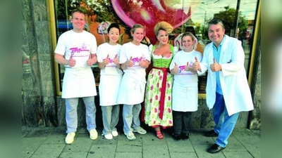 Wie gut die Bäckerei Hoffmann am Willibaldplatz ausbildet, zeigen die Ergebnisse der Gesellenprüfung, die die Bäcker- bzw. Konditor-Auszubildenden nun ablegten. Helga (2.v.r.) und Heinz Hoffmann (r.) freuen sich mit (v.l.) Bäcker Ulf Fischer, Konditorin Young-Sook Kang, Bäckerin Mona Feckl, und Konditorin Amelie Schöpflin über deren gute Ergebnisse. Kang und Feckl bestanden ihre Prüfungen sogar mit einem Notendurchschnitt von 1,0. (Foto: pi)